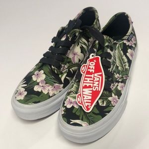 Vans Women size 7 New without box